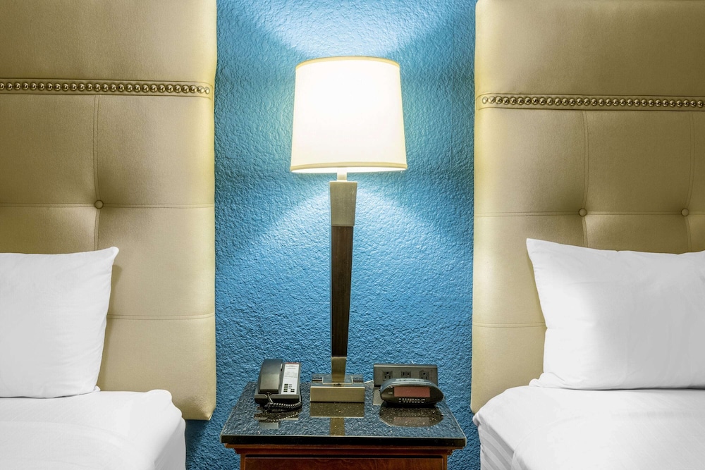 Room, 2 Queen Beds, Non Smoking - Photo 5
