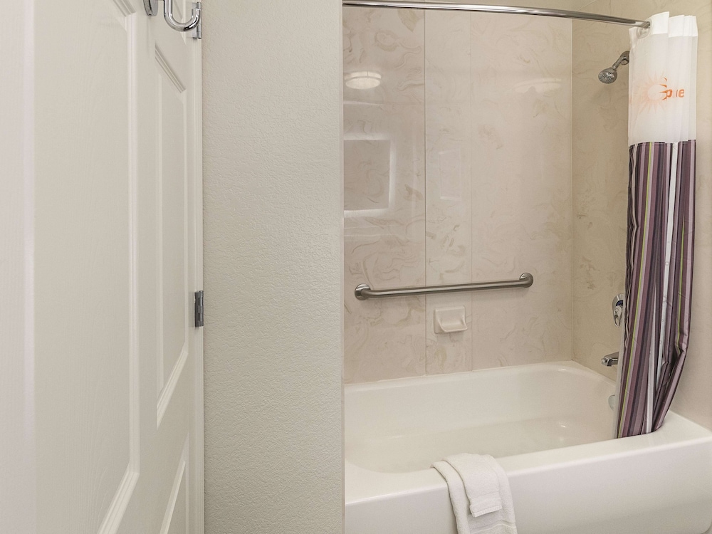 Deluxe Room, Multiple Beds, Non Smoking (1 King Bed and 1 Full Bed) - Photo 2