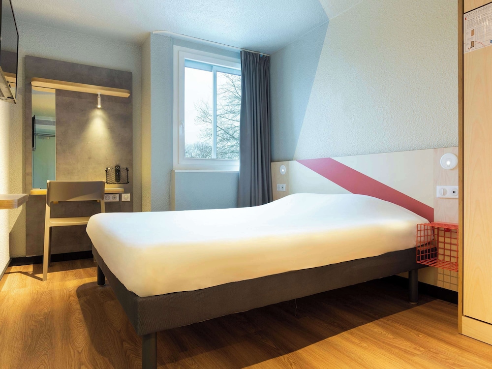 Triple Room with a double bed and a Murphy bed