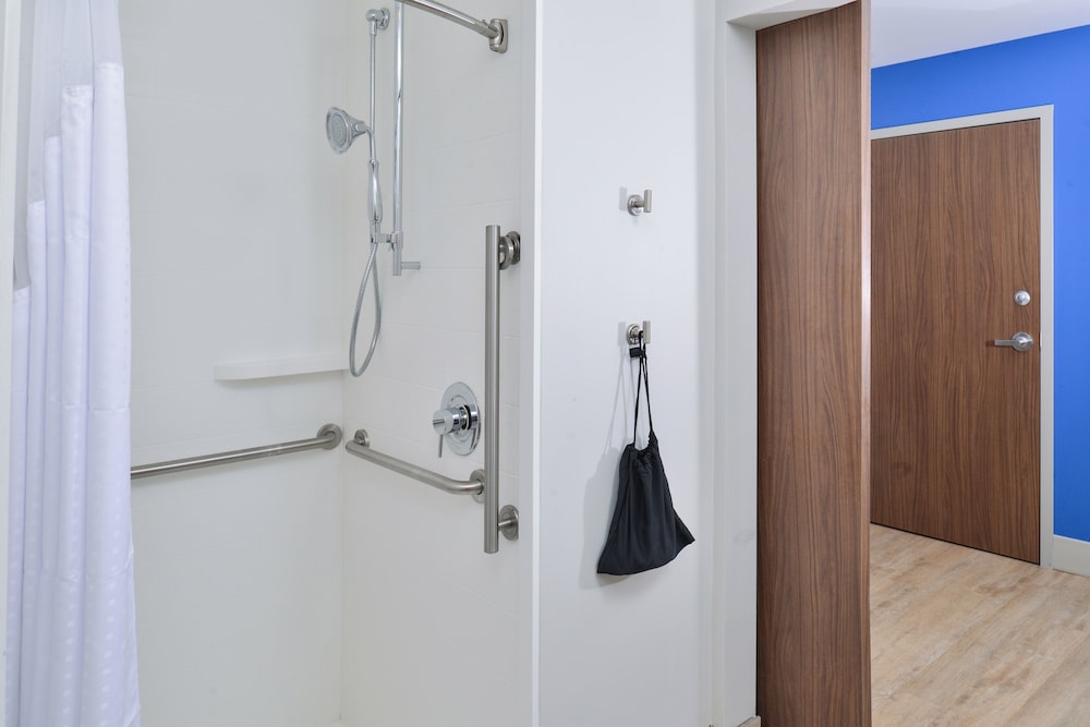 Standard Room, 2 Queen Beds, Accessible (Comm & Mobil, Roll-In Shower) photo 1