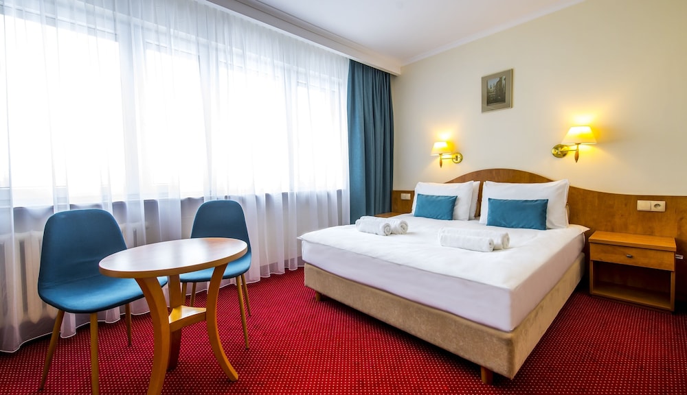 Standard Room, 1 King Bed, Non Smoking - Photo 3