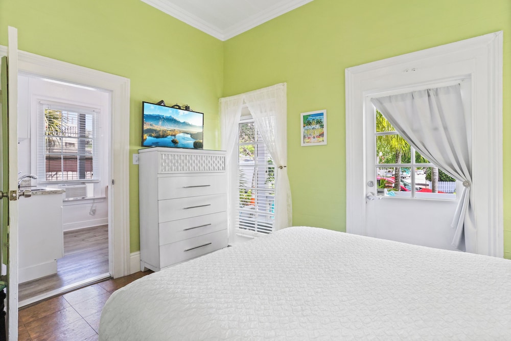 Junior Suite, 1 Queen Bed with Sofa bed, Non Smoking, Private Bathroom (Room 102) photo 2