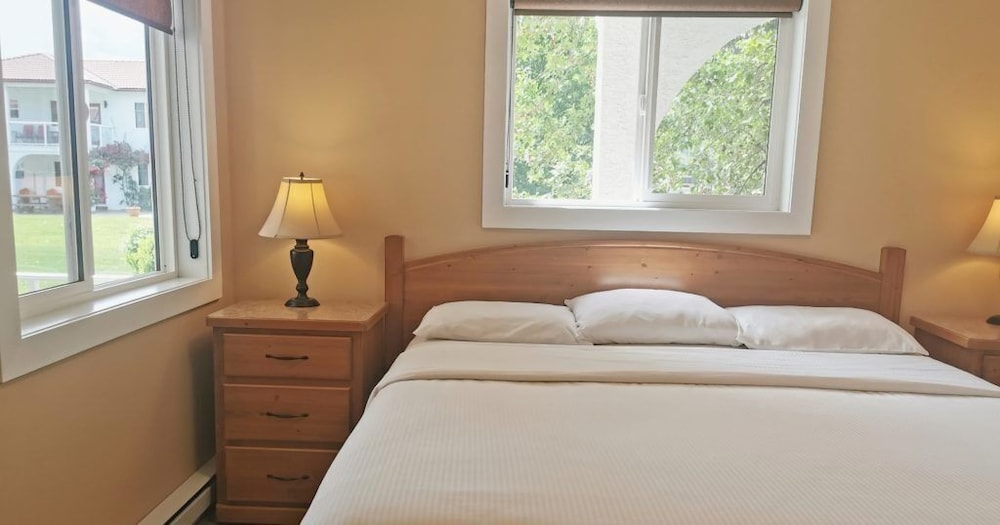 Deluxe Room, 3 Bedrooms: 1 King Bed and 2 Queen Beds photo 3