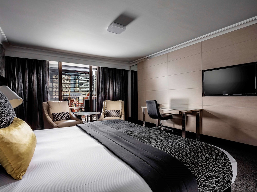 Deluxe Room, 1 King Bed, Balcony thumbnail 6