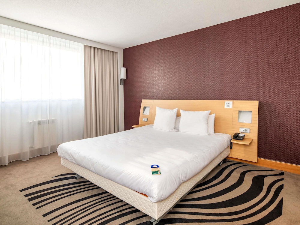 Suite, 1 King Bed with Sofa bed photo 2