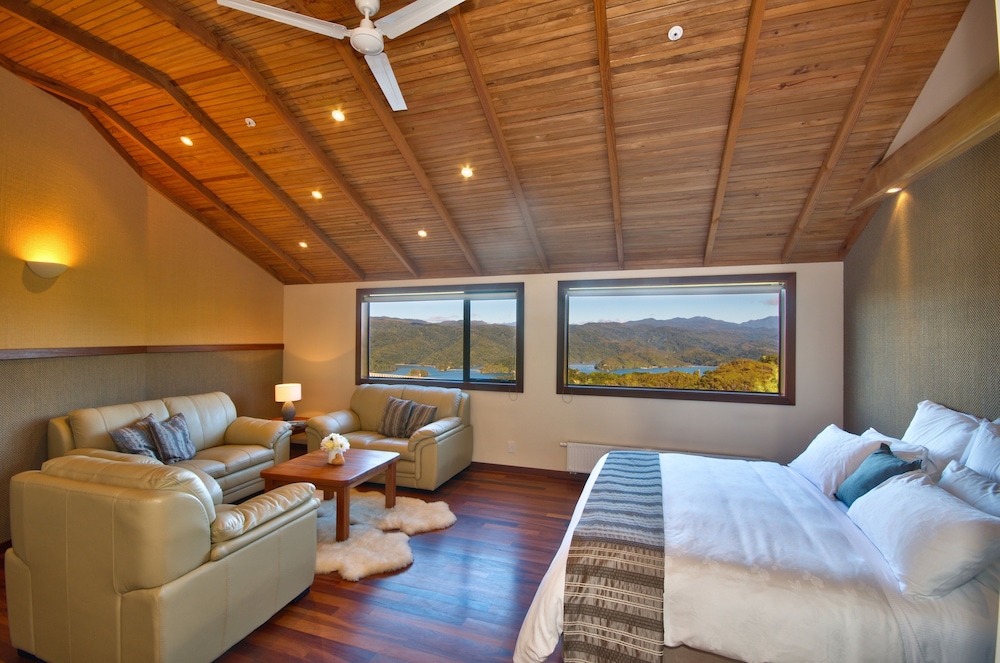 Luxury Suite, 1 King Bed, Jetted Tub, Bay View photo 1