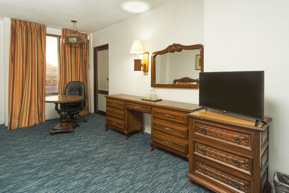 Standard Room, 1 King Bed photo 3
