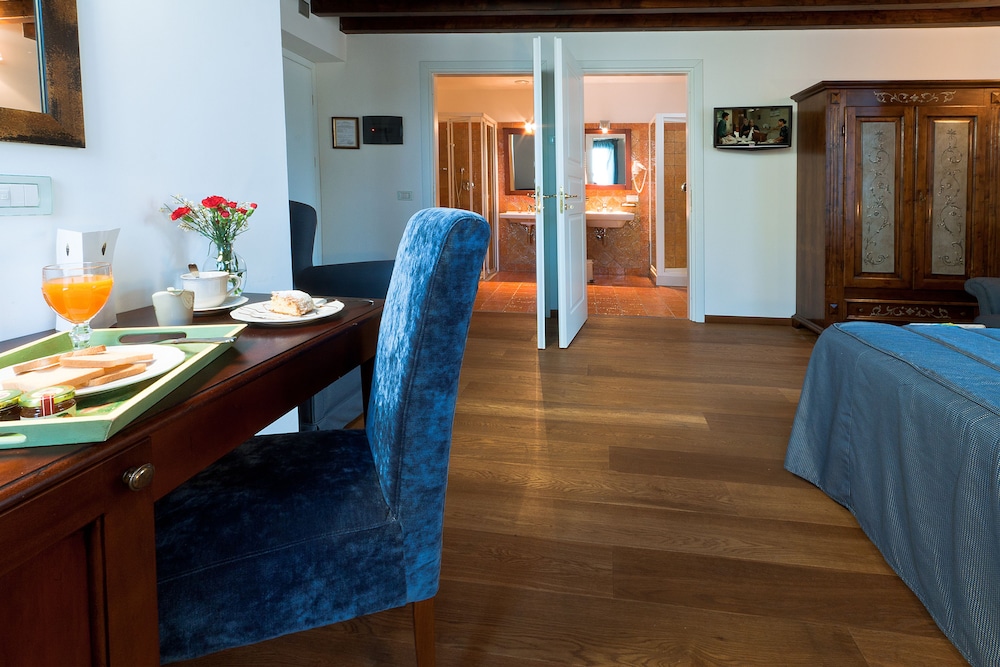 Junior Triple Room, 1 Queen Bed with Sofa bed, Private Bathroom - Photo 6