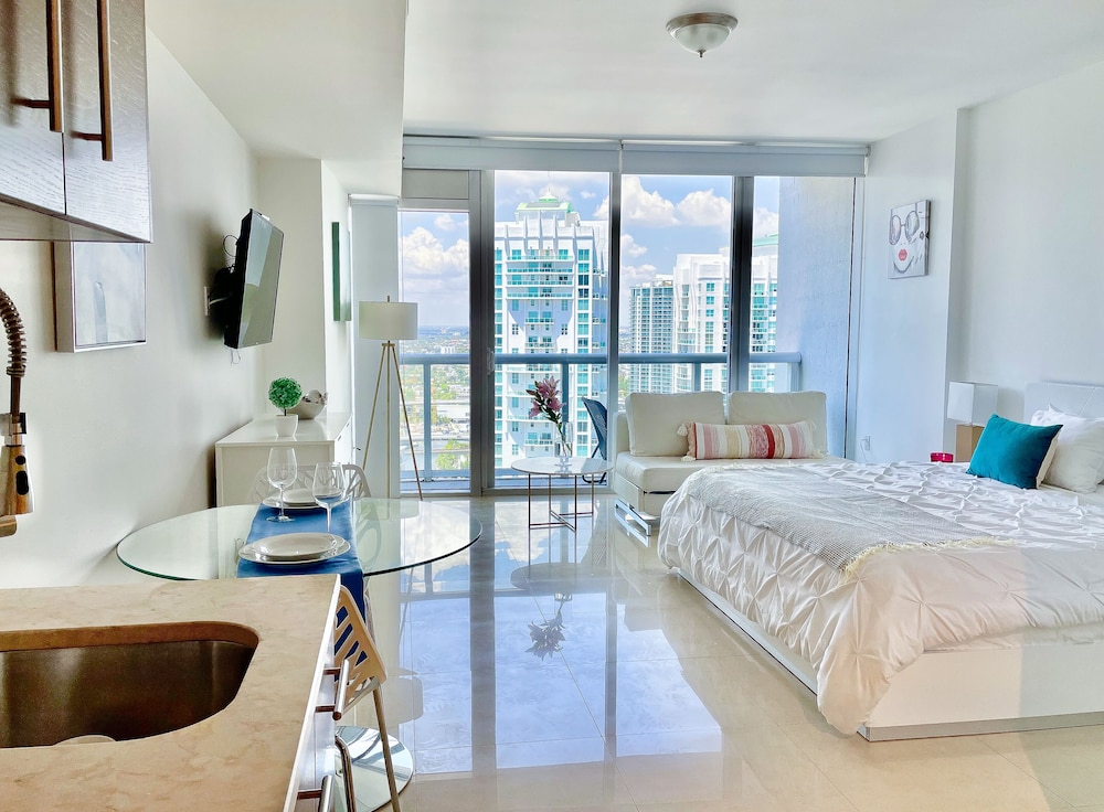 Business Studio Suite, 1 Queen, Balcony, City/River ViewÂ 2905