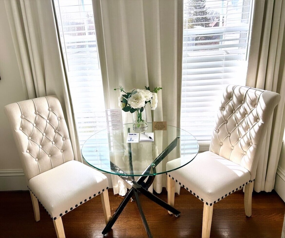 Monroe Room photo 3