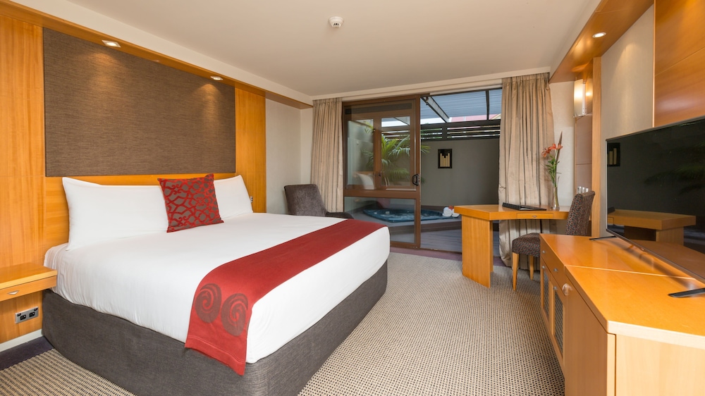 Deluxe Room, 1 King Bed, Club Lounge Access