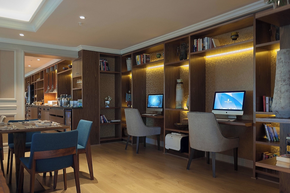 Executive Suite, 1 King Bed - Photo 8