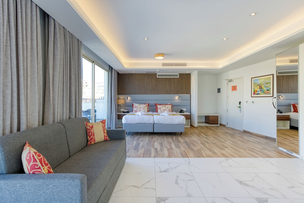 Luxury Suite - Photo 9