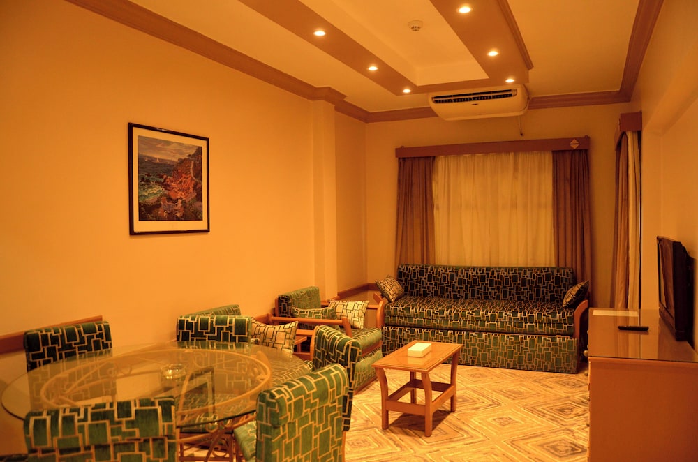 Family Room, 1 Bedroom - Photo 1