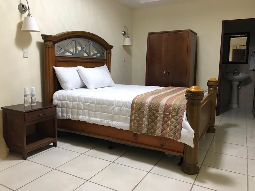 Standard Room, 1 King Bed photo 2