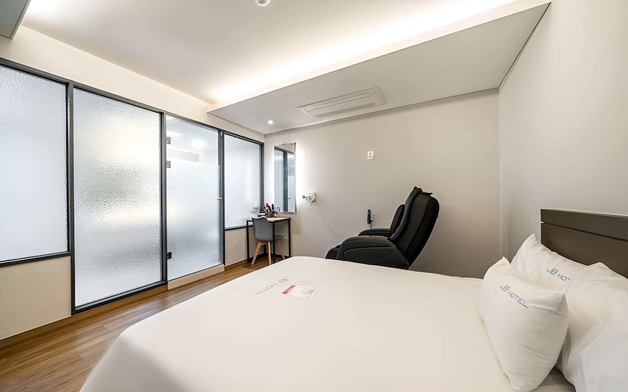 Room (VIP premium (massage chair + PC + bat) photo 2