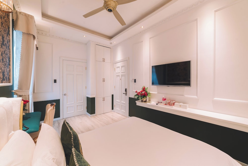 Premier Double Room, Balcony - Photo 3