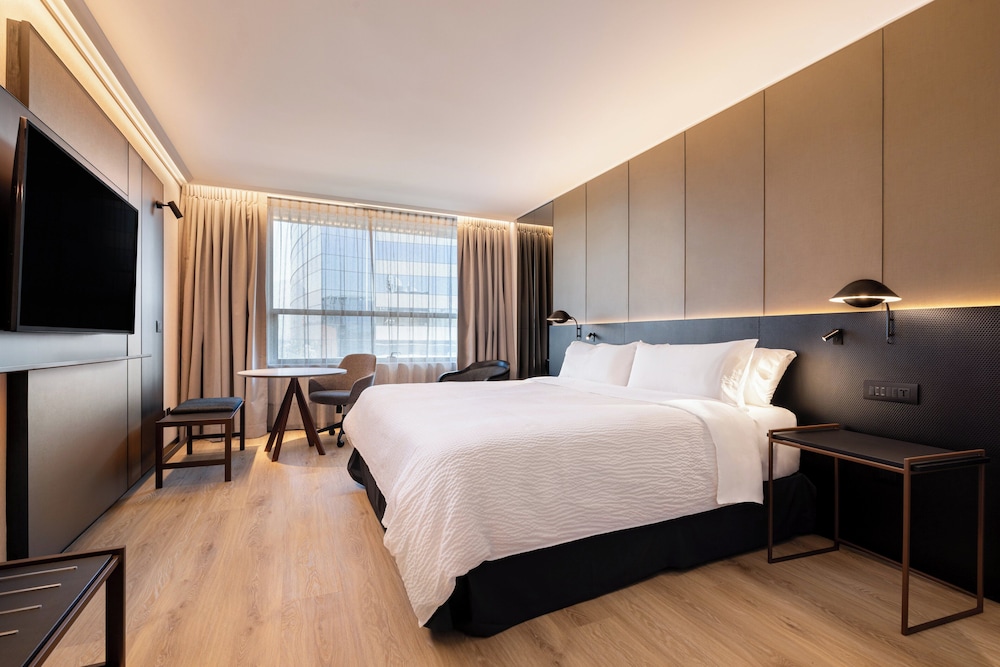 Standard Room, 1 King Bed (Walk-in Shwr, Minifridge, High Floor) - Photo 3