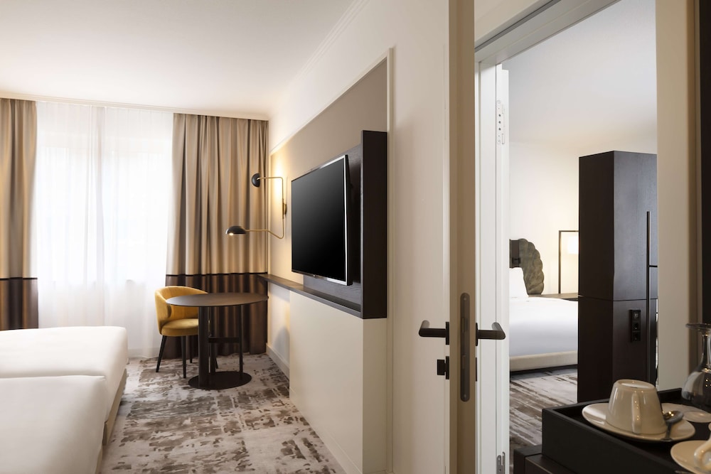 Junior Suite, 1 King Bed, Connecting Rooms (Family)