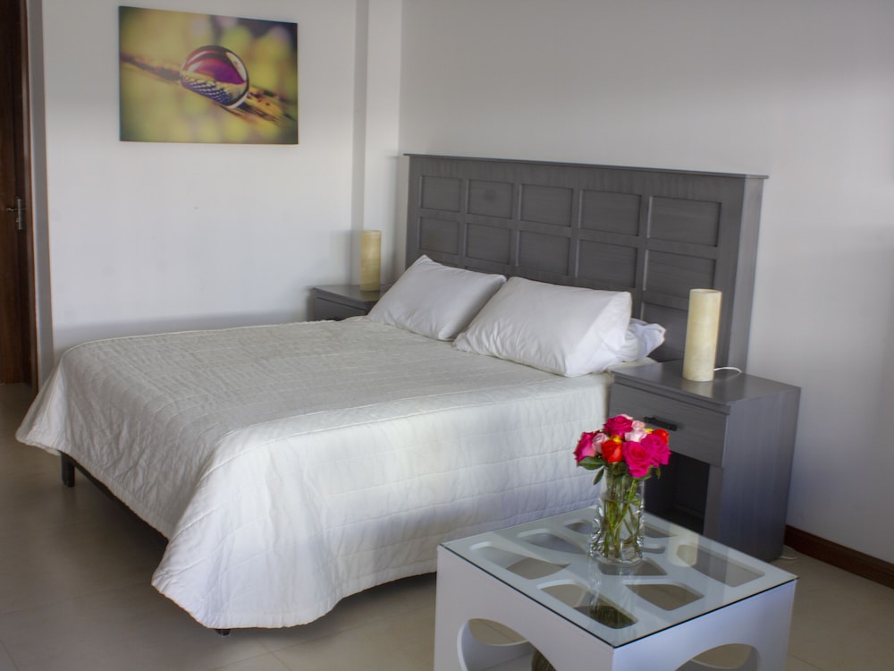 Comfort Room, Pool View