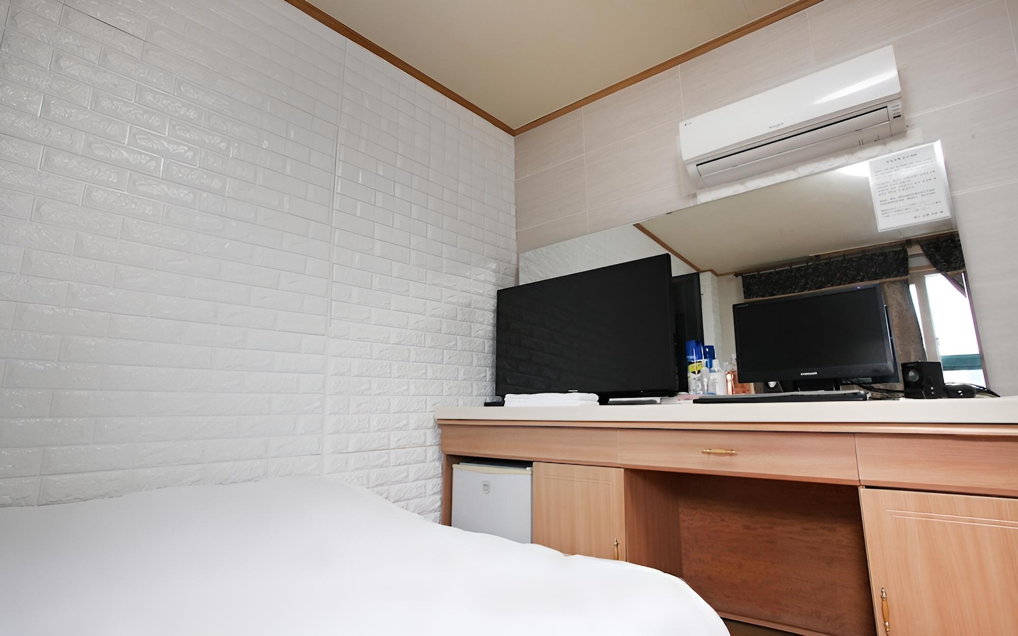Room (Standard room) - Photo 6