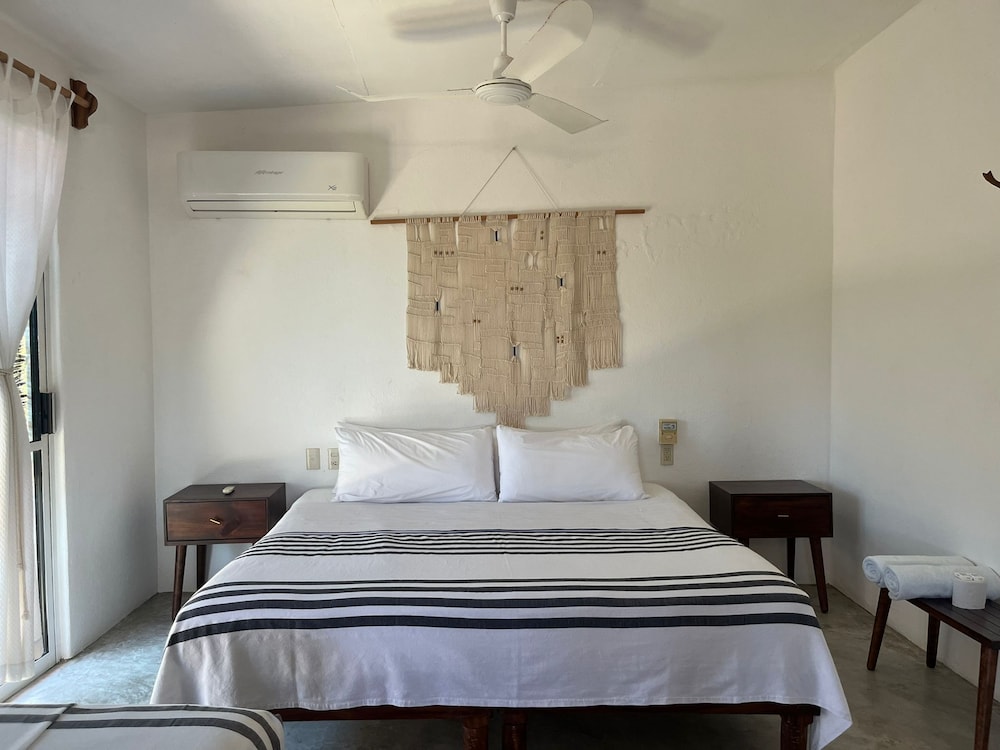 Basic Penthouse, Multiple Beds photo 2
