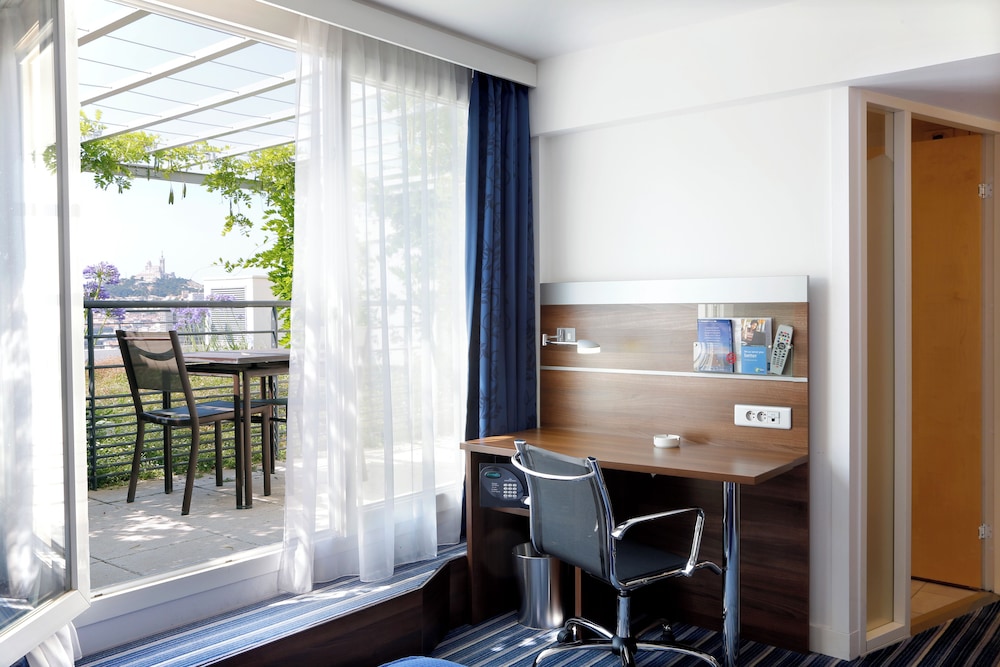 Standard Room, 1 Queen Bed, Balcony