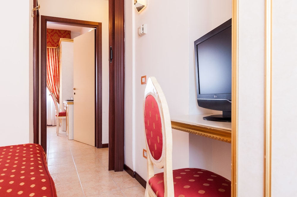 Standard Double or Twin Room - Photo 1