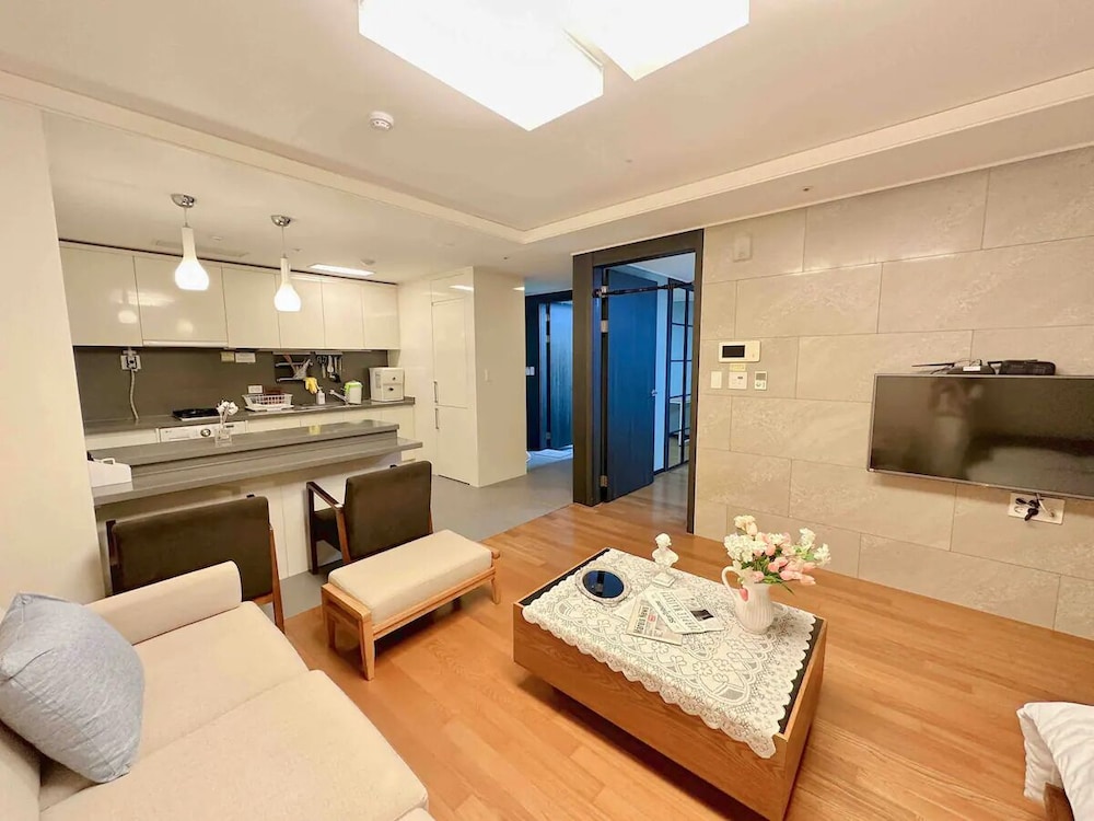 Premium Apartment (Bed&View randomly assigned,Extra futon does NOT included in the extra person fee)