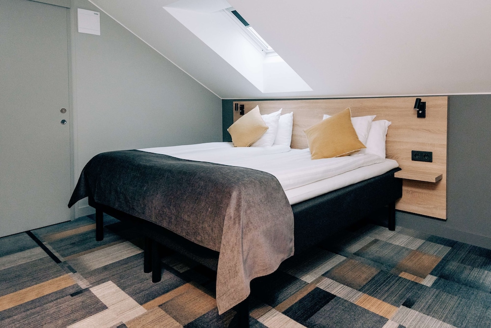 Standard Room, 1 King Bed, Non Smoking - Photo 1