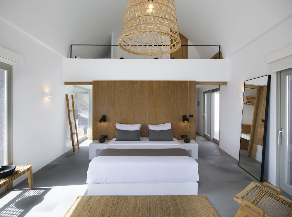 Superior Suite with Loft with Caldera View and Private Pool