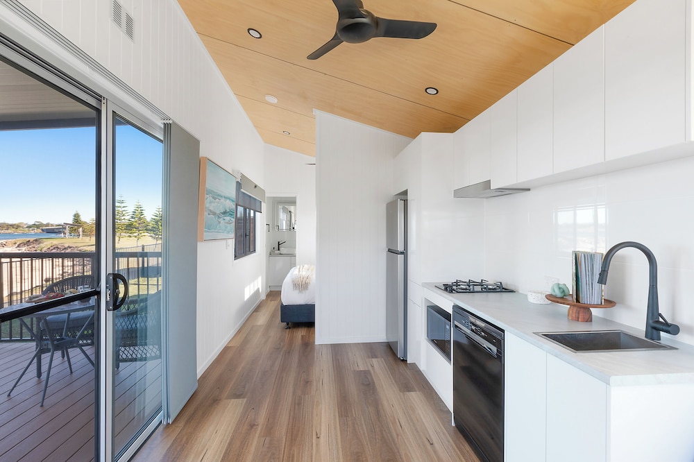 Premium Tiny Home - Sleeps 2 - Dog Friendly photo 3