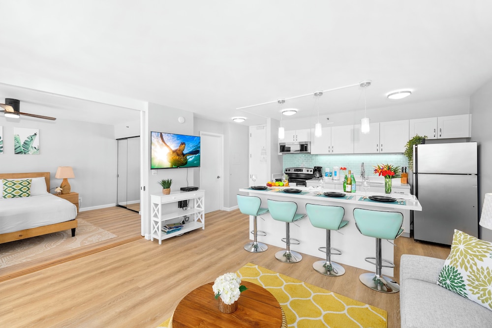 Diamond Head and Ocean views with King Bed and Parking: Condo, 1 Bedroom, Ocean View (0095) photo