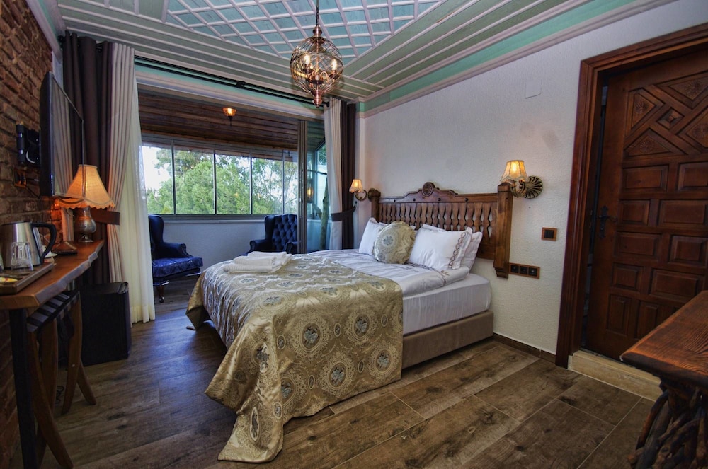 Deluxe Suite, Partial Sea View photo 1