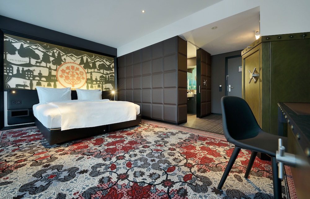 Premium Room, 1 King Bed photo 2