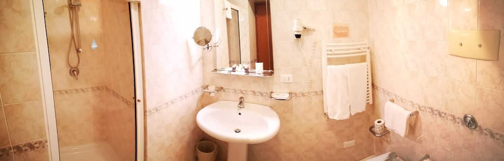Classic Double or Twin Room - Photo 4