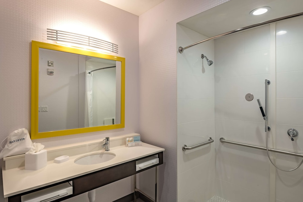 Room, 1 King Bed, Accessible (Mobility & Hearing, Roll-in Shower) photo 2