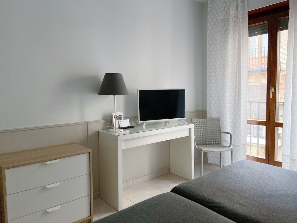 Standard Double Room (Free Parking) - Photo 11