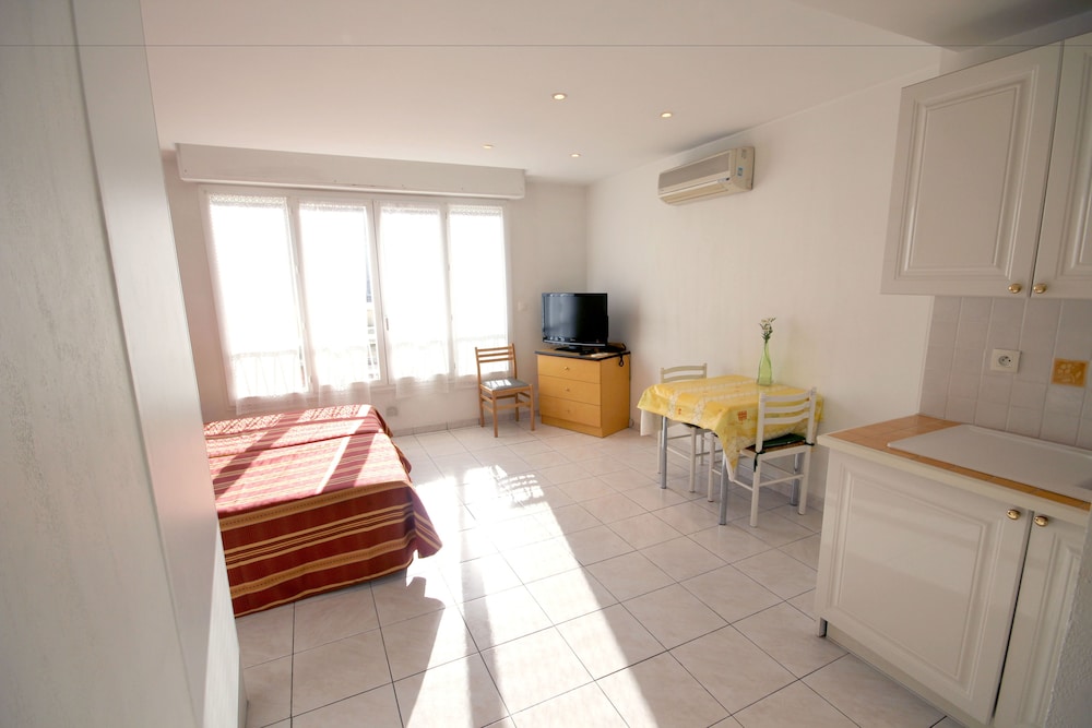 Standard Apartment, 2 Twin Beds - Photo 2