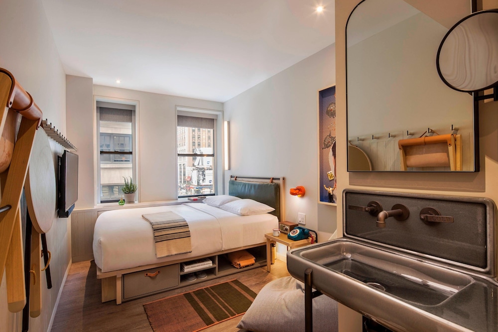 Room, 1 Queen Bed (Mobility/Hearing Access, Roll-in Shwr) - Photo 3
