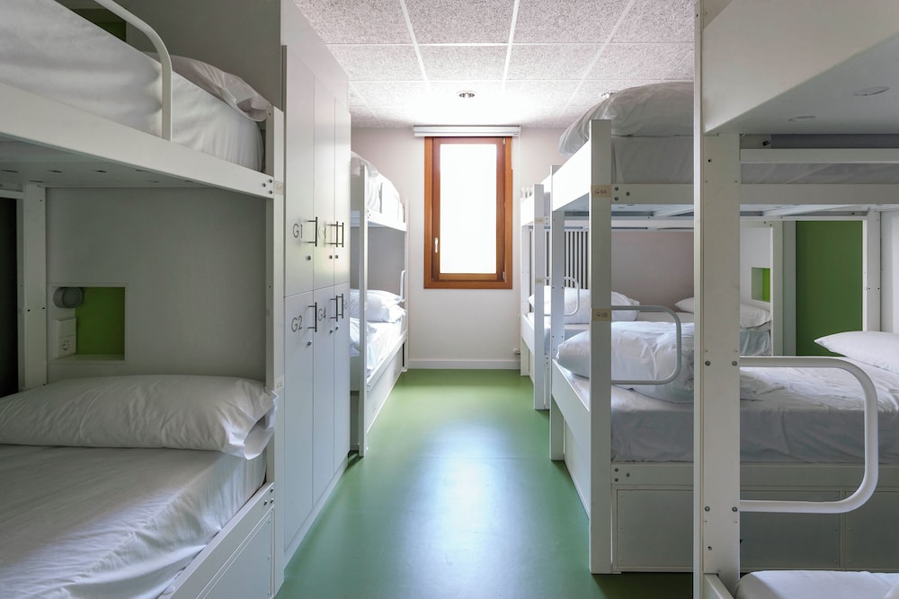 Private Room With Shared Bathroom For 14 Adults