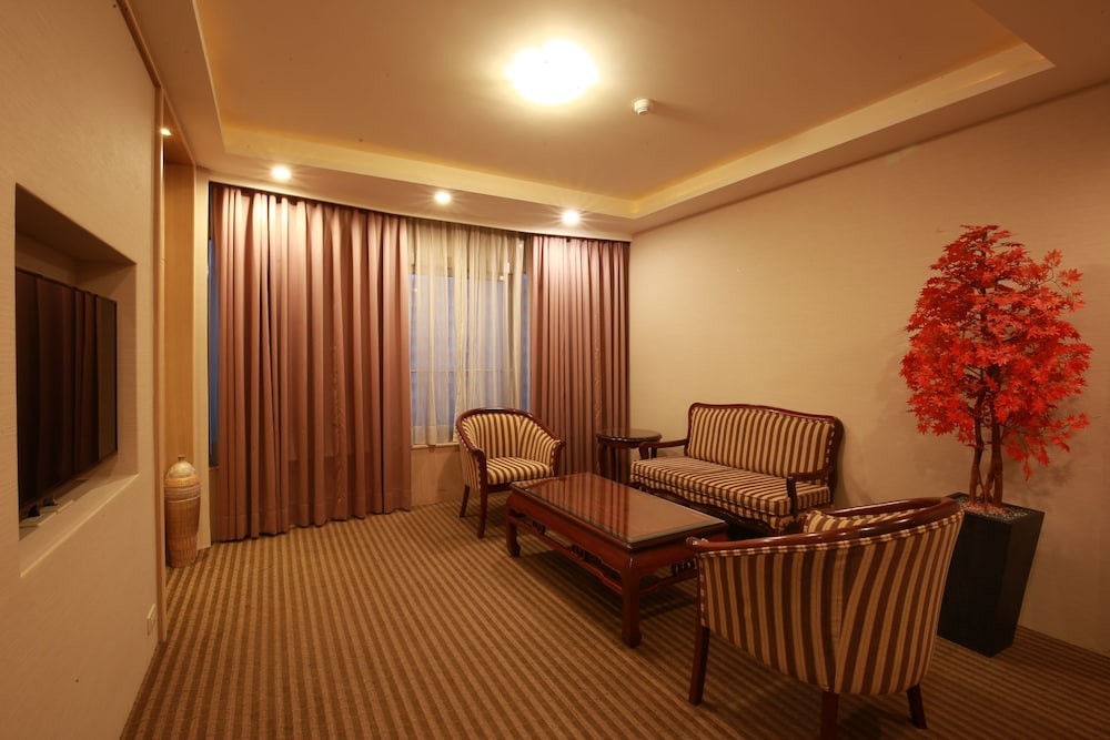Suite (Highness) photo 3