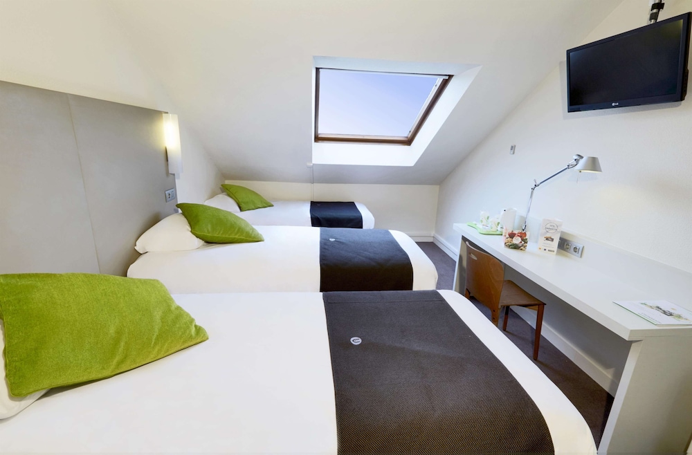 Standard Room, 3 Twin Beds photo 3