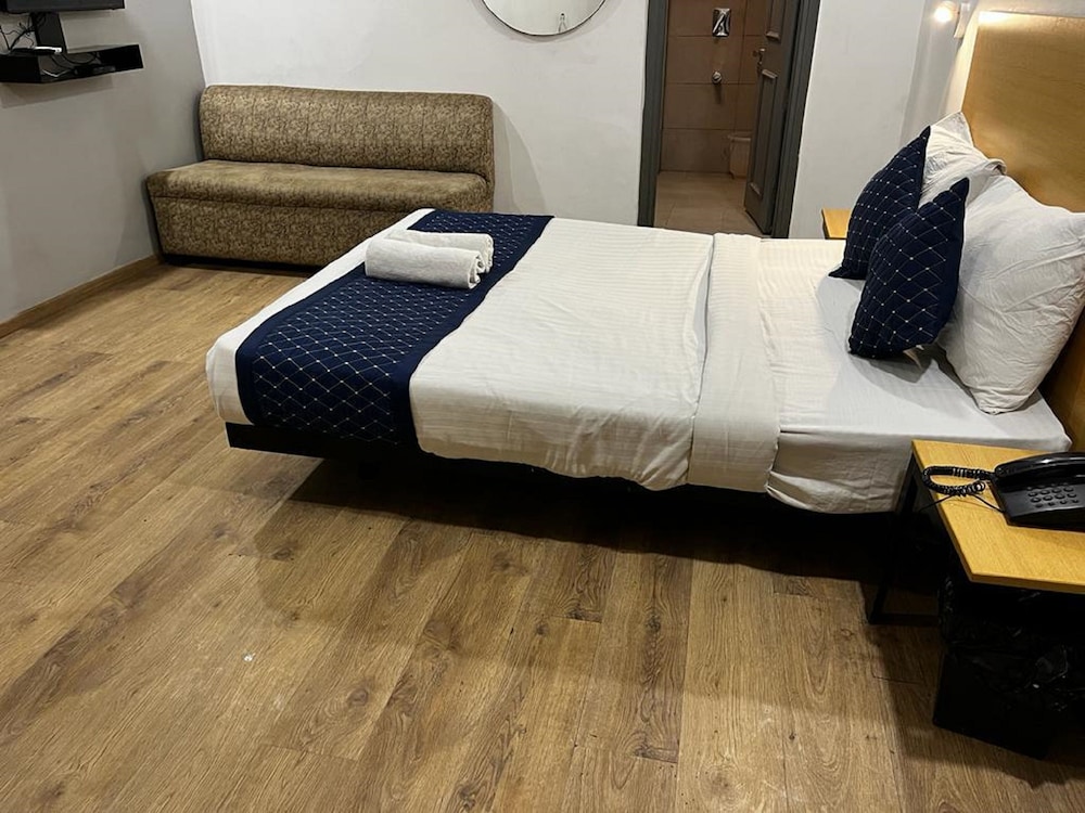Deluxe Room - Photo 11