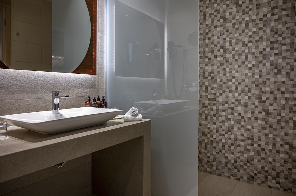 Executive One Bedroom Suite - Photo 16