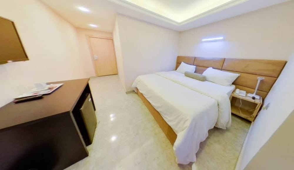 Deluxe Room, 1 King Bed, Non Smoking photo 3