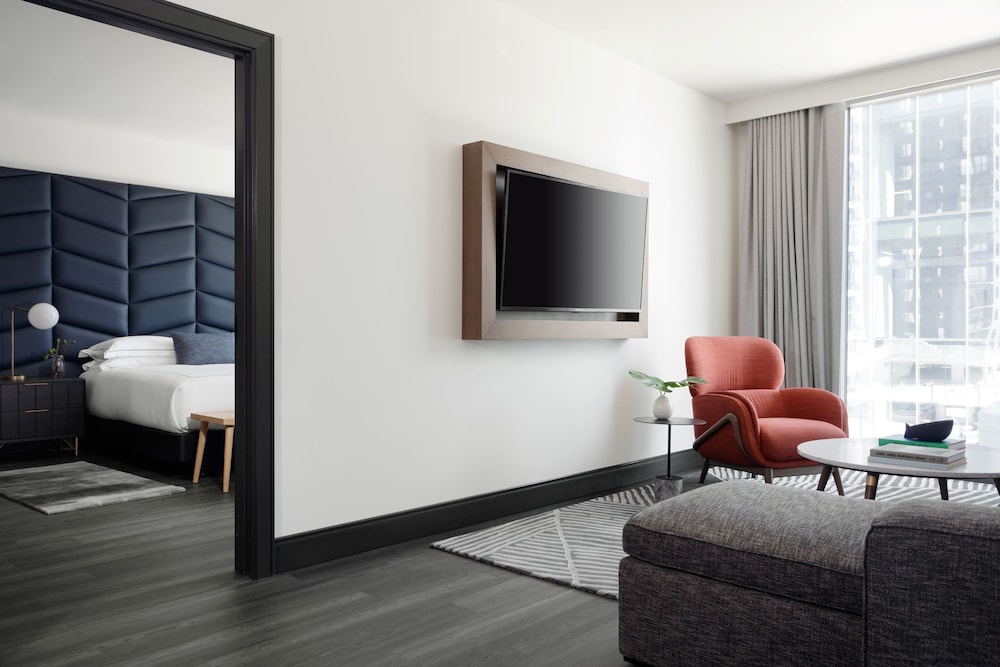 Suite, 1 Bedroom, Roll-in Shower (Mobility Accessible)