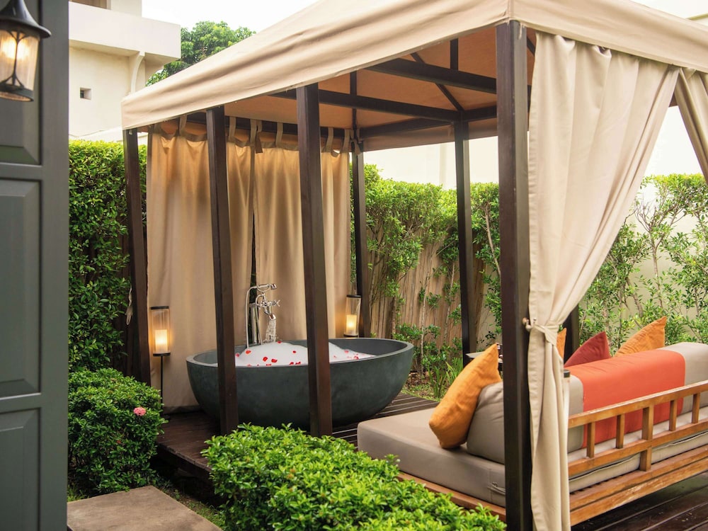 Suite, 1 King Bed, Garden Area (Private Garden) photo 3