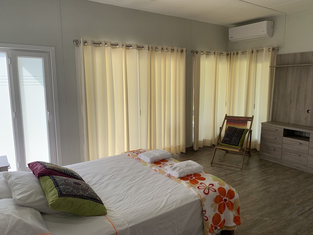 Deluxe Suite, 1 Queen Bed, Private Bathroom, Garden View photo 3