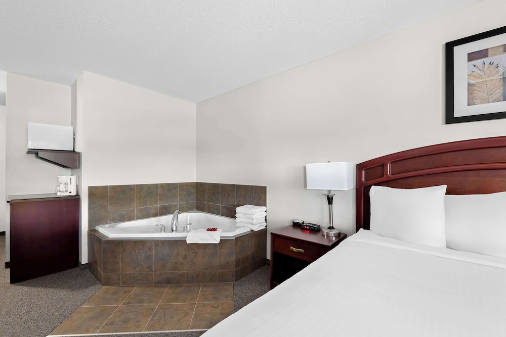 Suite, 1 King Bed, Non Smoking, Hot Tub - Photo 2